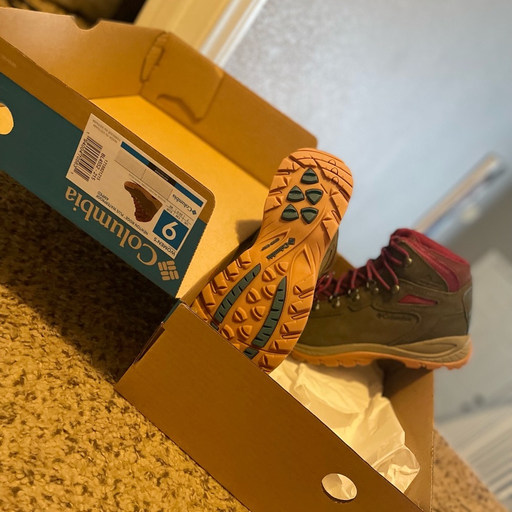 NWT/NIB Columbia Hiking Boots 🥾 - Picture 3 of 4